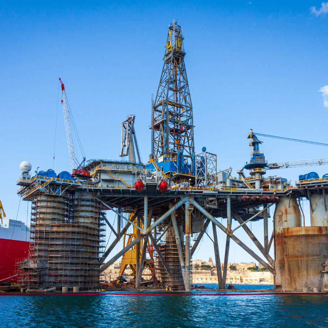 Petróleo desaba mais de 10%, com acenos de solução da guerra na Ucrânia e oferta